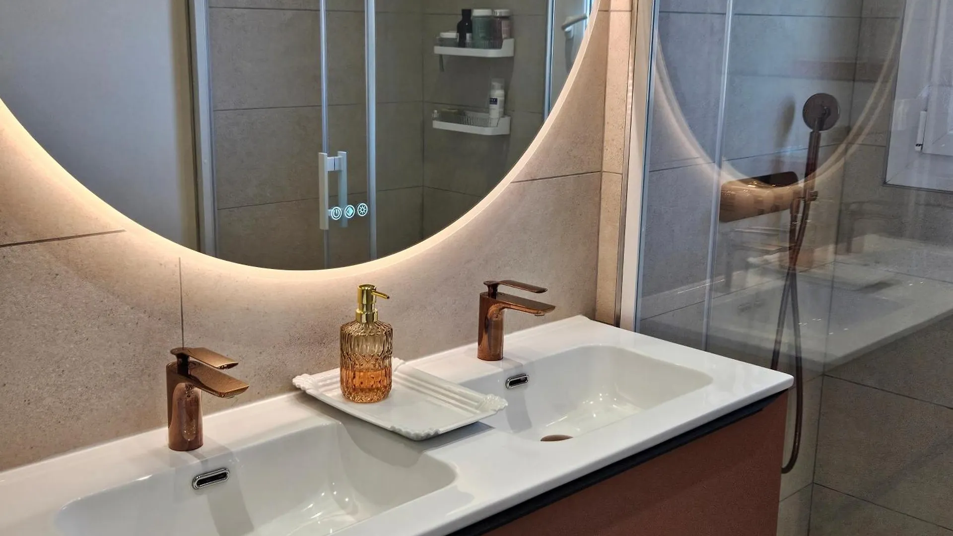 Appartement Renove Dernier Etage En Ville Et Au Calme Tolone Appartamento